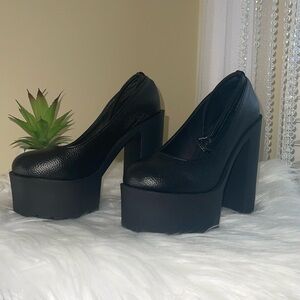 Tall Black Platforms With Block Heel🖤
